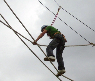 Junge im Hochseilgarten